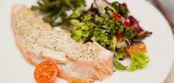 Лосось в горчичной глазури с салатом: пошаговый рецепт
