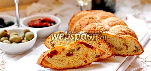 Закусочный кекс с вялеными томатами и оливками