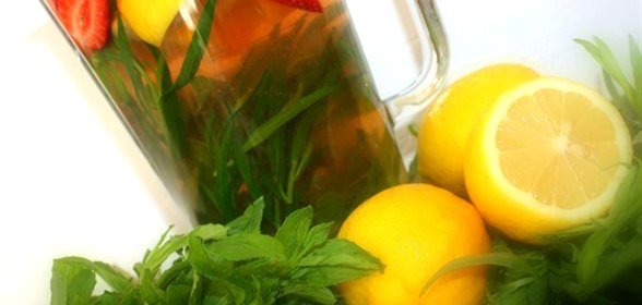 Лимонад с мятой, тархуном и клубникой