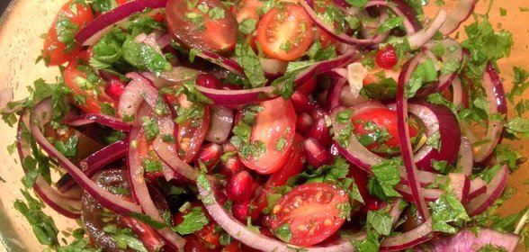 Салат из помидоров черри с красным луком и травами