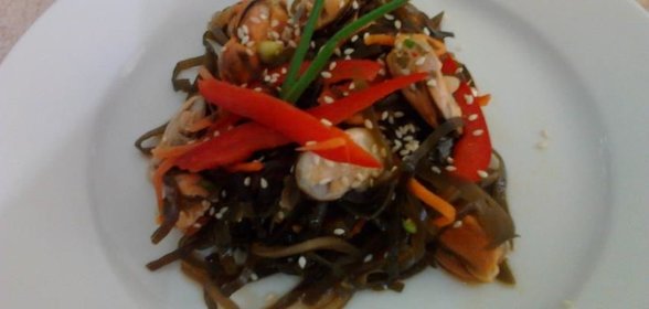 Салат с морской капустой и мидиями