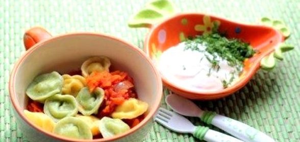 Разноцветные пельмени с рыбой