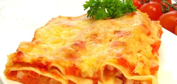 Каннеллони с беконом под томатным соусом