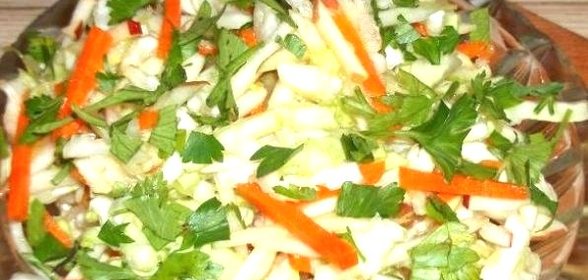 Салат из капусты с морковью и яблоками