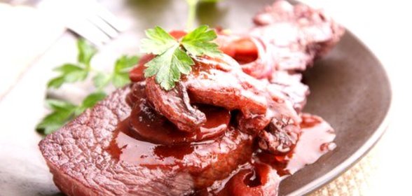 Горячий грибной соус с красным вином и тимьяном к мясу