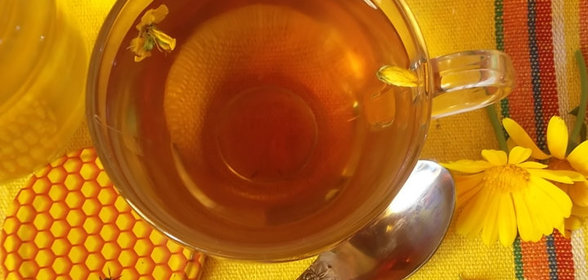 Травяной чай с мелиссой и зверобоем