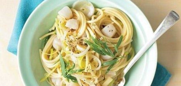 Спагетти с морскими гребешками и луком
