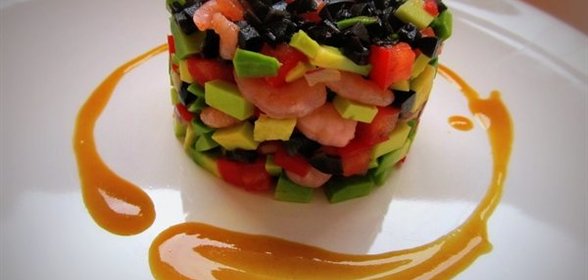 Салат с авокадо под горчично-медовым соусом