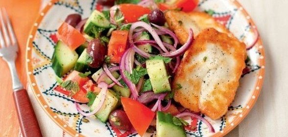 Греческий салат с мятой и халлуми