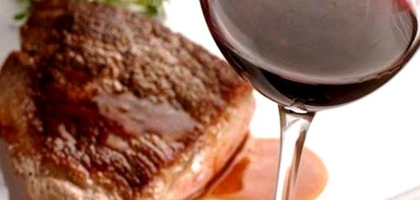 Свинина тушеная в красном вине и молоке по‑итальянски