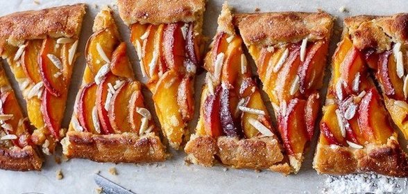 Миндальный пирог с персиками