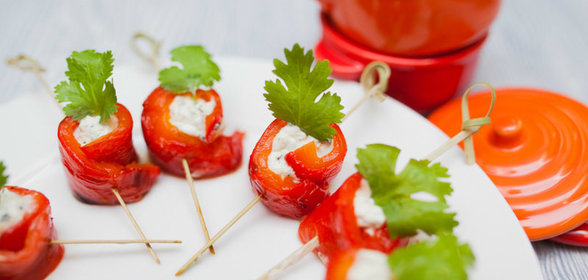 Рулетики из запеченного перца с сыром и орегано