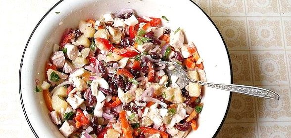 Салат с курицей и фасолью