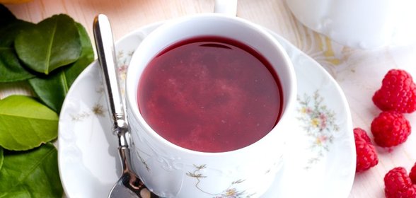 Горячий коктейль с малиной и шиповником