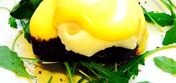Ржаной тост с печеной свеклой, яйцом пашот и соусом «Голландез»