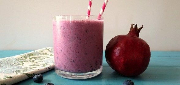 Смузи с черникой и гранатом