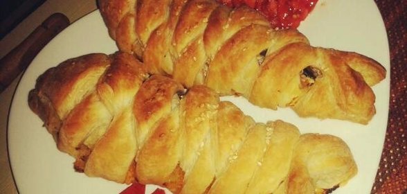Запеченая скумбрия в слоеном тесте