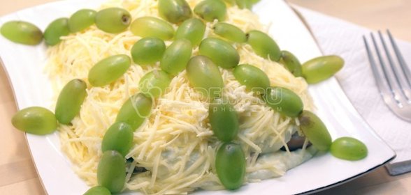 Салат с виноградом и курицей