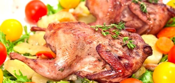 Перепела, маринованные в вине, запеченные с овощами и беконом