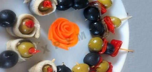 Канапе с оливками на шпажках