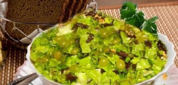Салат капуста с виноградом