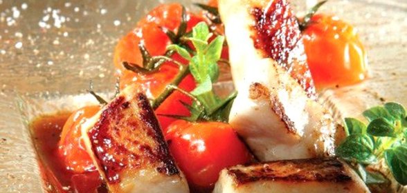 Нагетсы из морского окуня в винном соусе с помидорами черри