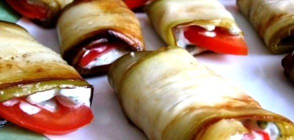 Рулеты из баклажанов с помидорами