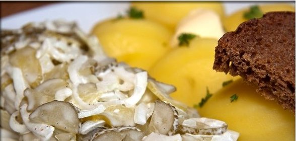 Салат с солеными огурцами