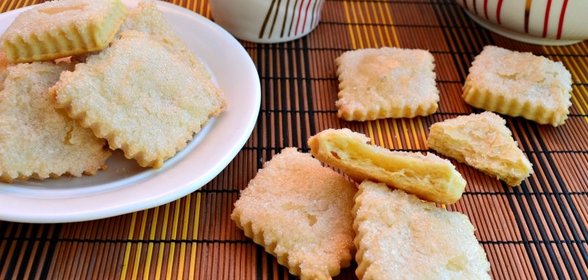 Простое печенье из быстрого слоеного теста на сметане