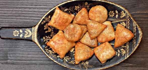 Слоеные пирожки с печенкой