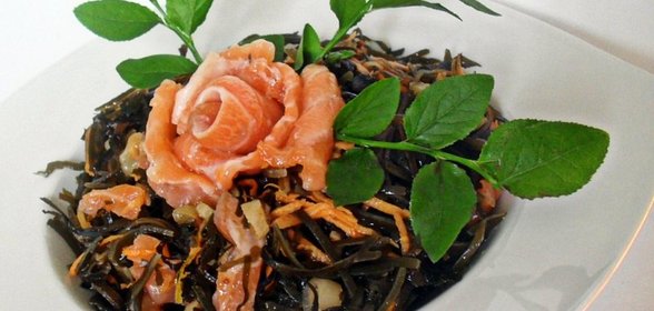 Салат из морской капусты с семгой