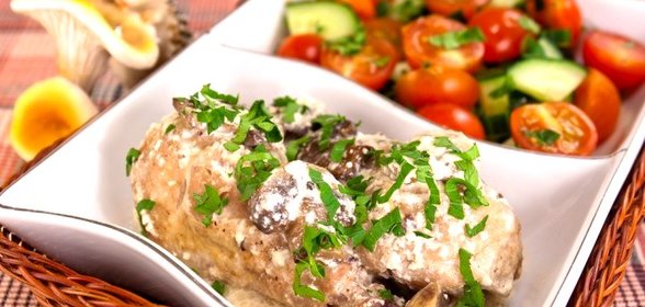 Курица, тушенная с грибами и сметаной