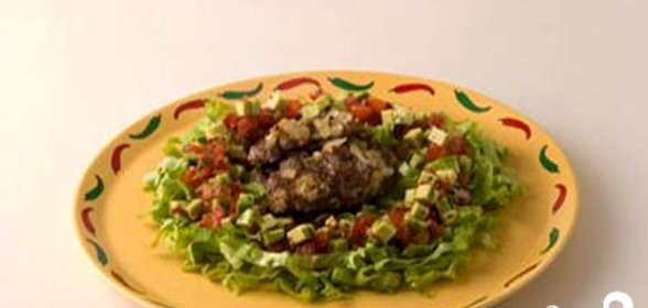 Баранина с салатом из авокадо