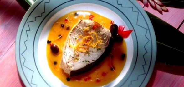 Рыба-меч с луком и белым вином