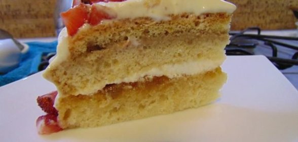 Торт со сметанным кремом и клубникой