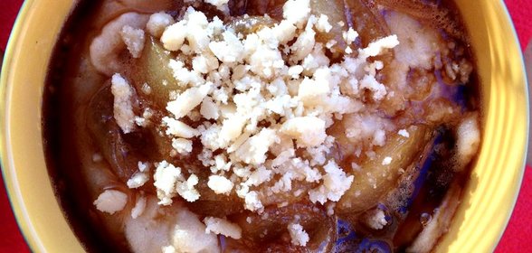 Грушевая манная каша с крошкой марципана и грушей в сиропе