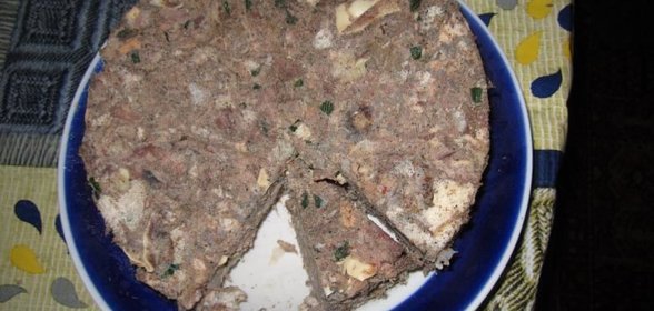 Мясной торт с чесноком и острым перцем