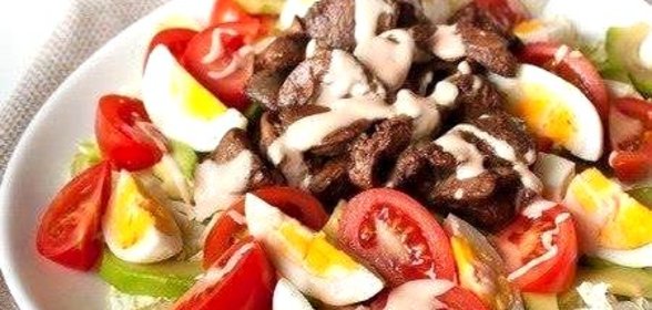 Перигорский салат с куриной печенью и овощами