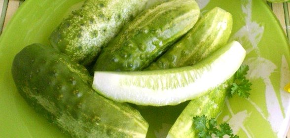 Малосольные огурчики в кастрюле