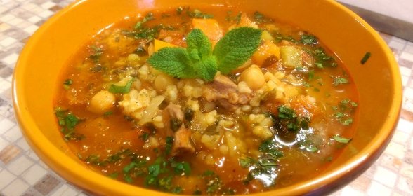 Шорба по‑алжирски. Густая похлёбка с бараниной, курицей, нутом, овощами и специями