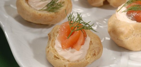 Профитроли с лососем