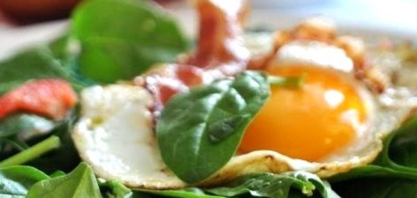 Яичница с колбасками и рукколой