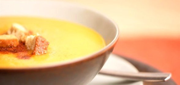 Холодный миндальный суп с виноградом и сухариками