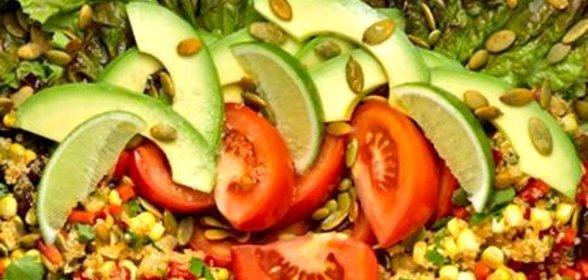 Салат с квиноа и кукурузой