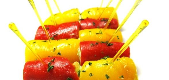 Рулетики из печеного перца с сырным кремом