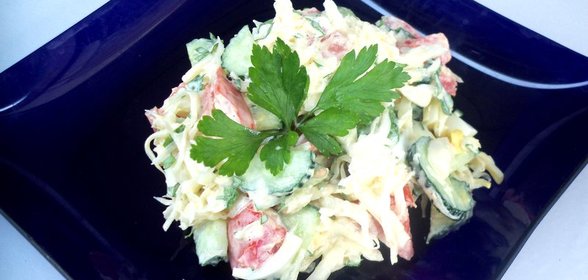 Овощной салат со сметаной и яйцом