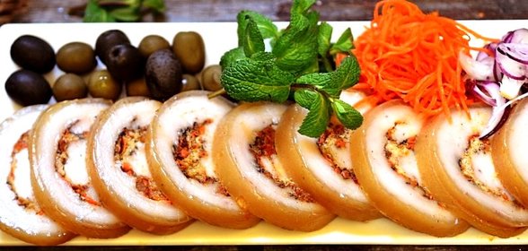 Рулет из свиного сала