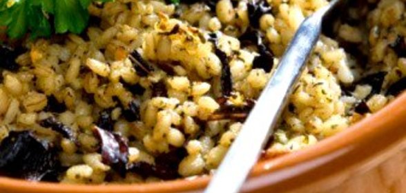 Салат из ячменя, грибов, феты и грецких орехов