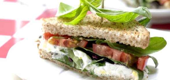 Сэндвич с помидорами и пряным яичным кремом