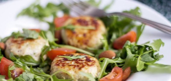 Котлеты из мяса птицы с миндалем и яблоком